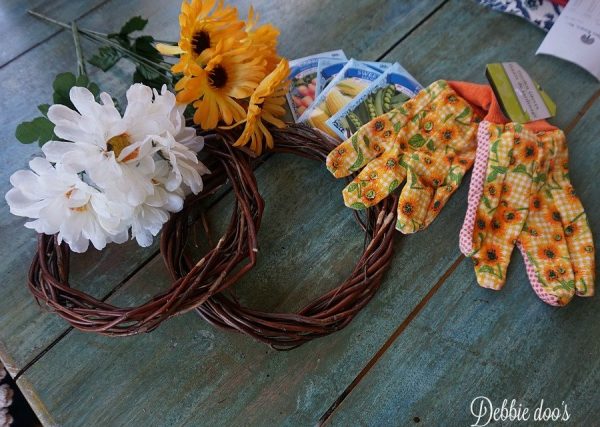 Mini diy garden wreaths with dollar tree - Debbiedoos